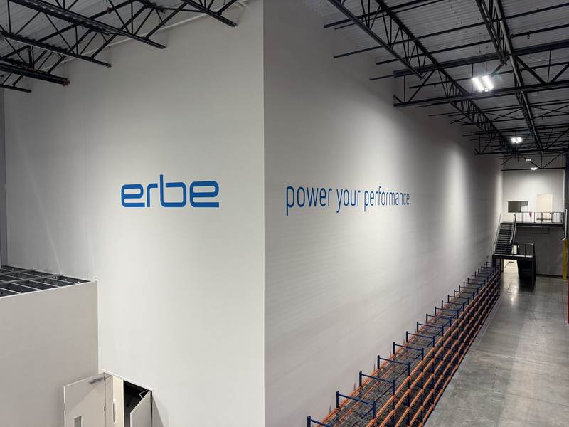 Dimensional-look wall lettering